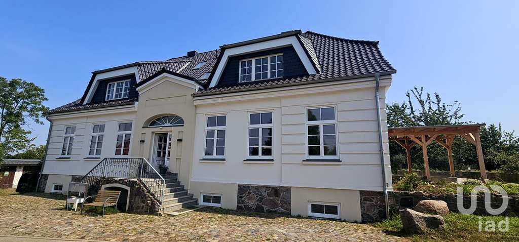 Immobilie in Selmsdorf - Erstbezug nach Kernsanierung: Traumhafte Erdgeschosswohnung mit Garten im historischem Gutshaus - Bild 1