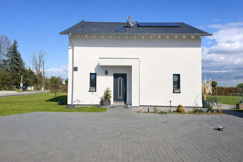 Immobilie in Nordwestuckermark - Exklusives Energieeffizienzhaus (KfW 55) – Neubau 2022 mit großzügigem Grundstück & Nebengelass - Bild 1