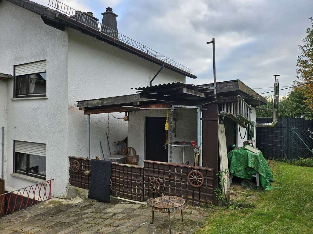 Immobilie in Weinbach - Zwei Einfamilienhäuser auf einem großzügigen Grundstück mit Doppelgarage - Bild 2