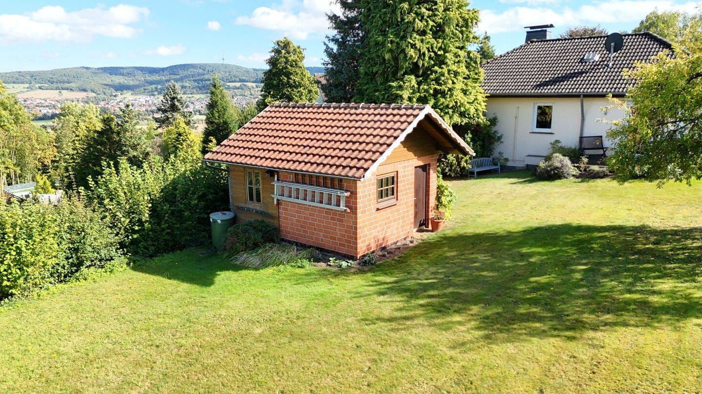 Immobilie in Zierenberg - Gepflegtes EFH im Bungalow- Stil mit Keller & schönen Garten, Garage, Balkon, Terrasse - Bild 4