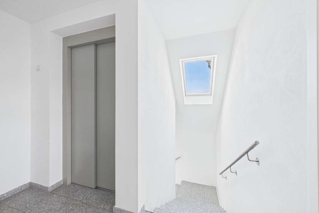 Immobilie in Deckenpfronn - Attraktive Dachgeschosswohnung: 3 Zimmer, großer Balkon, EBK & TG mit Wallbox - Bild 1