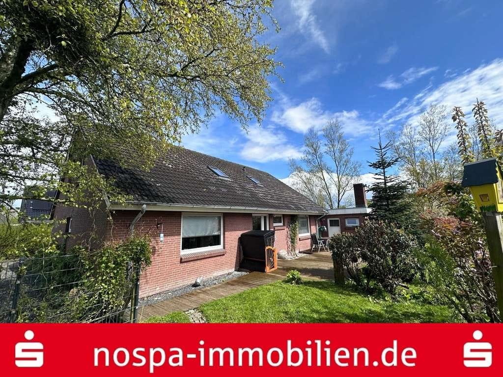 Immobilie in Bosbüll - Mehrfamilienhaus bei Dagebüll - 3 Wohneinheiten unter einem Dach vereint mit großer Doppelgarage.  - Bild 0