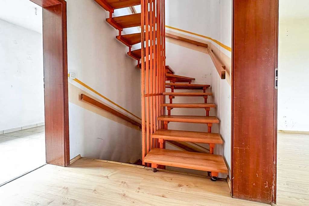 Immobilie in Poxdorf - Doppelhaushälfte mit Balkon, Garten und umfassendem Modernisierungsbedarf - Bild 4