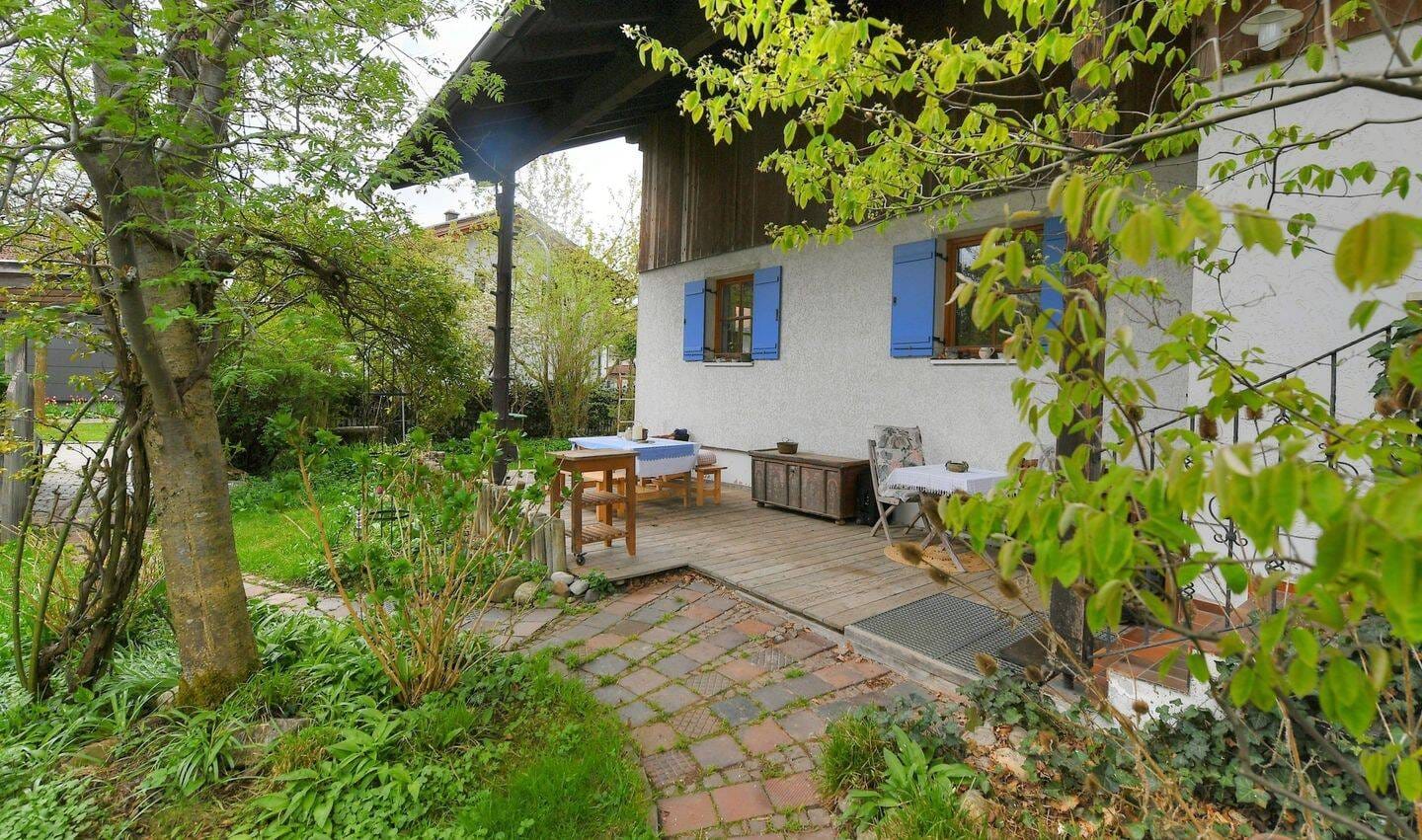 Immobilie in Großkarolinenfeld - Einfamilienhaus "PLUS" - mehr Nutzungen als üblich: Mehrgenerationhaus ODER 1 bis 2 Einliegerwohnung - Bild 0