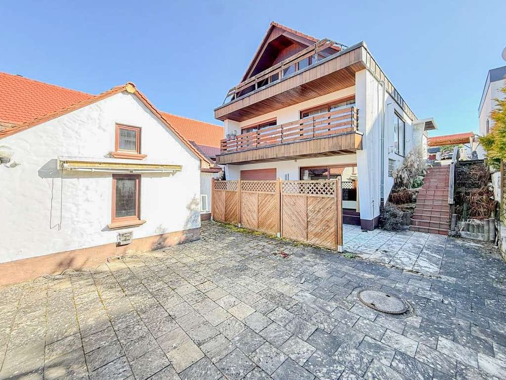 Immobilie in Wendelstein - Einfamilienhaus mit Einliegerwohnung in zentraler und ruhiger Wohnlage von Wendelstein - Bild 0