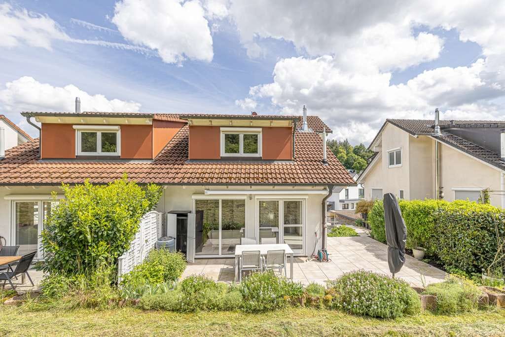 Immobilie in Kämpfelbach - Attraktive Doppelhaushälfte mit Einliegerwohnung in begehrter Wohnlage von Kämpfelbach / Ersingen - Bild 2