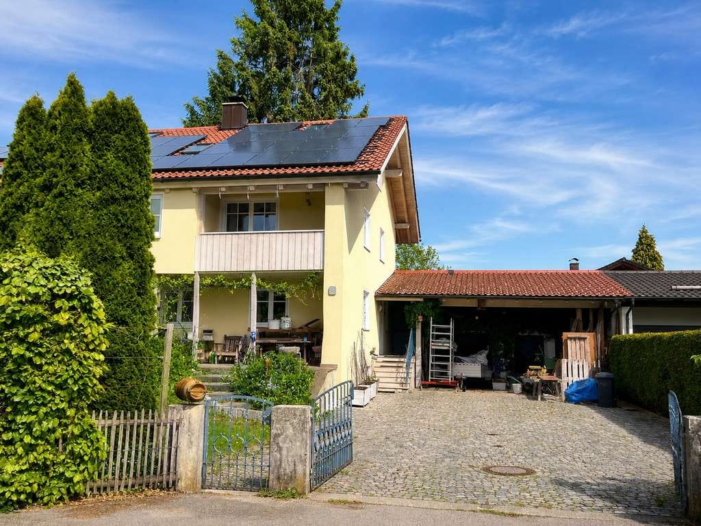 Immobilie in Bernau am Chiemsee - Liebevoll und großzügiges Einfamilienhaus mit Garten in Bernau am Chiemsee - Bild 1