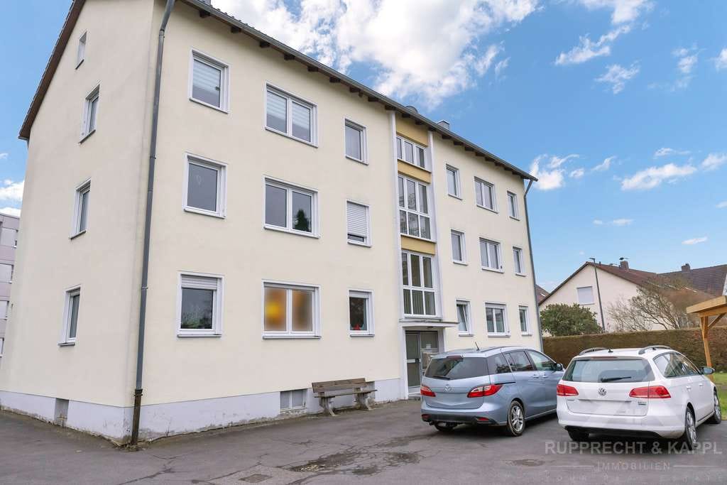 Immobilie in Weiden in der Oberpfalz - Solide Kapitalanlage: Vermietete 3,5-Zimmer-Etagenwohnung mit Balkon und Stellplatz in Weiden - Bild 1