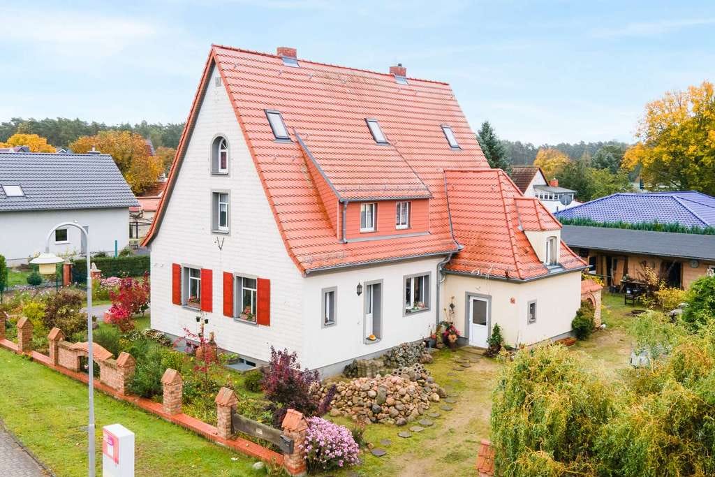 Immobilie in Altlandsberg - Mit Keller, zwei Einbauküchen, Kamin, großem Nebengebäude u.v.m.: Ein-/Zweifamilienhaus in Gielsdorf - Bild 0