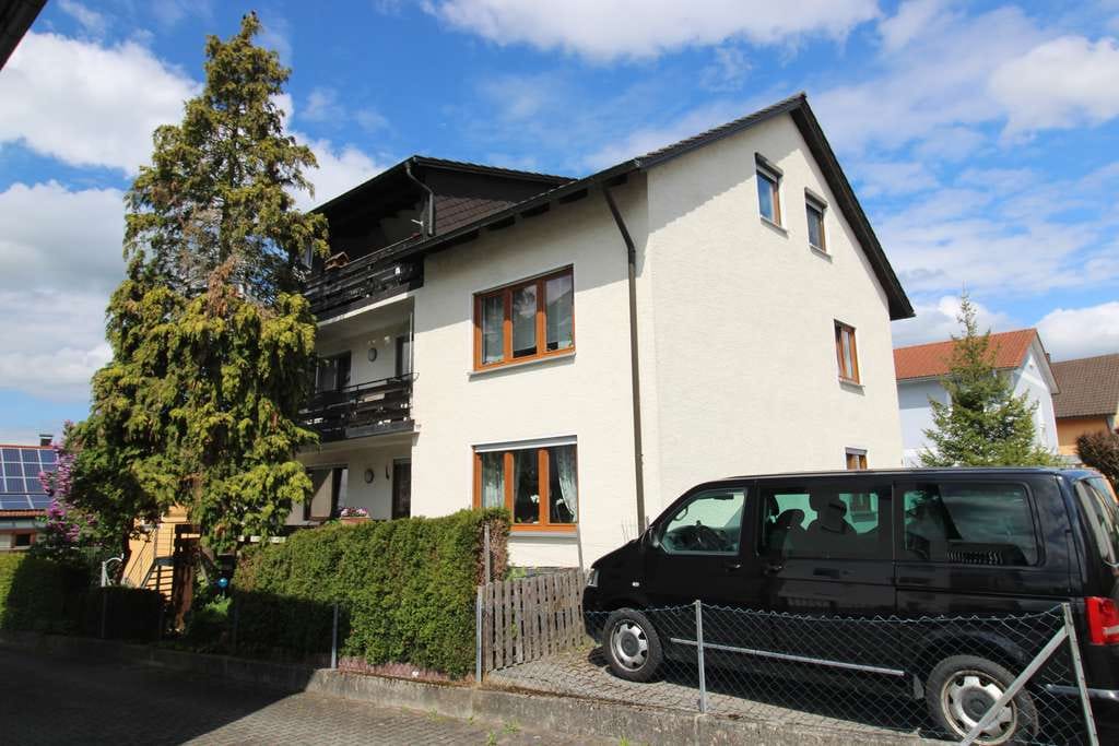 Immobilie in Kümmersbruck - 4 Familienhaus und Einliegerwohnung , 2 Garagen , 5 Stellplätzen , Garten und Balkone - Bild 1
