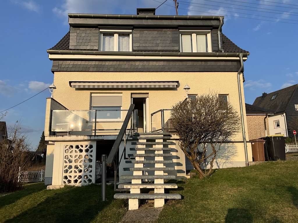 Immobilie in Brachbach - Der Möbelwagen kann kommen! Familienfreundliches Haus mit großem Garten in Brachbach
 - Bild 1