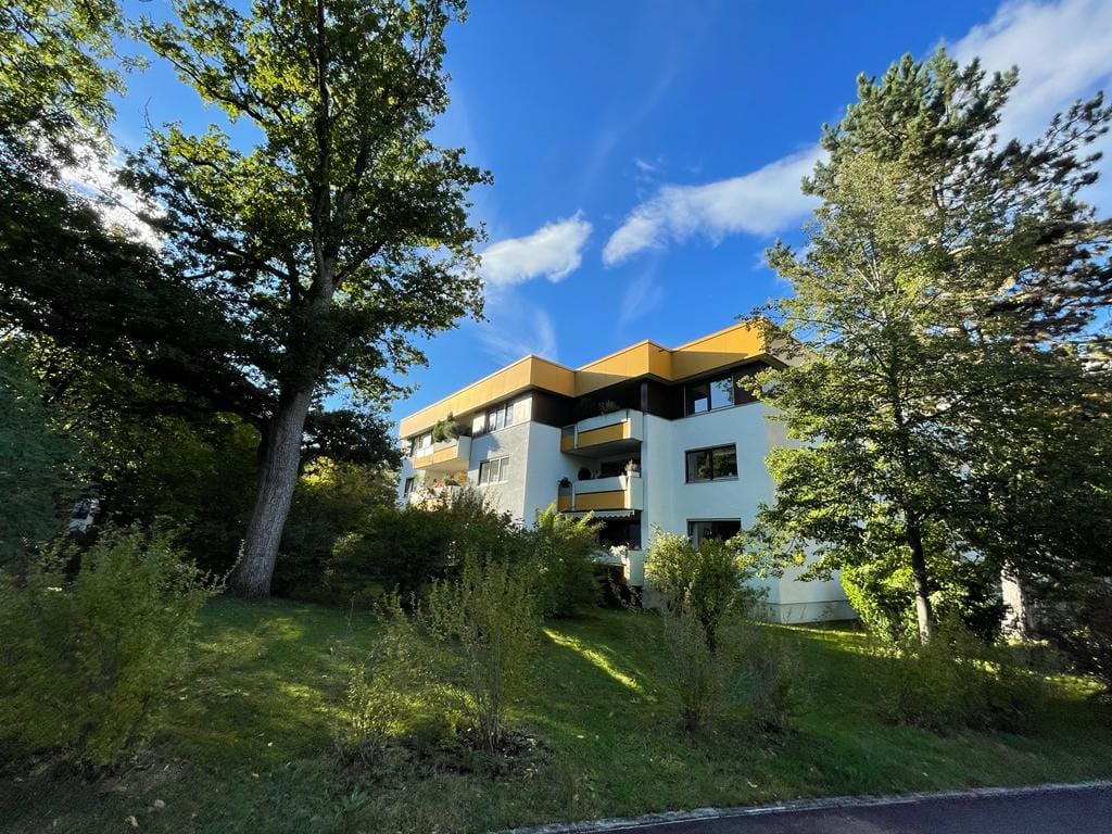 Immobilie in Grünwald - Leben im Park und Ortskernnah! 4-Zimmer-Wohnung mit schönem Ausblick - Bild 1