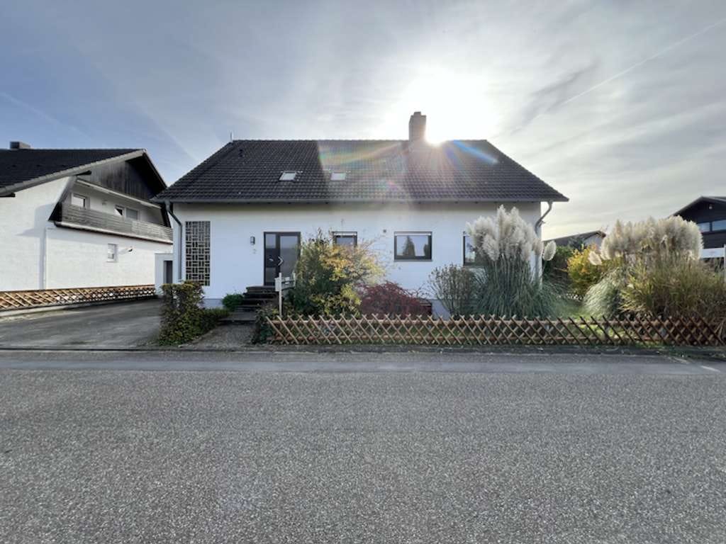 Immobilie in Dettenheim - Großzügiges Wohnen mit der Familie, als Generationenhaus oder zum Vermieten:  Freistehendes Haus mit - Bild 0
