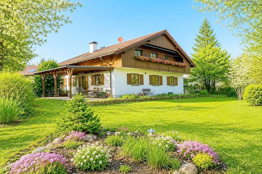 Immobilie in Eurasburg - Seltenes Familienhaus mit Büro, Einliegerwohnung und 1.300 m² Gartengrundstück – sofort beziehbar - Bild 1