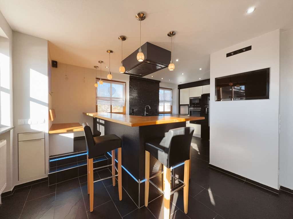 Immobilie in Seeon-Seebruck - Leben am Chiemsee – Stilvolle Maisonettewohnung mit Panoramablick & Einliegerwohnung - Bild 1