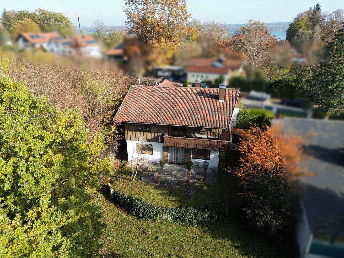 Immobilie in Schondorf am Ammersee - Einfamilienhaus mit großem Hanggrundstück – nur wenige Minuten zum Ammersee - Bild 1
