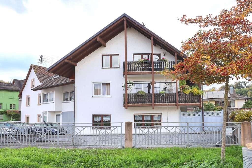 Immobilie in Kandern - Zwei Immobilien zu einem Preis - 1-2 Familienhaus mit angebautem 5-Familienhaus und großem Potenzial - Bild 2