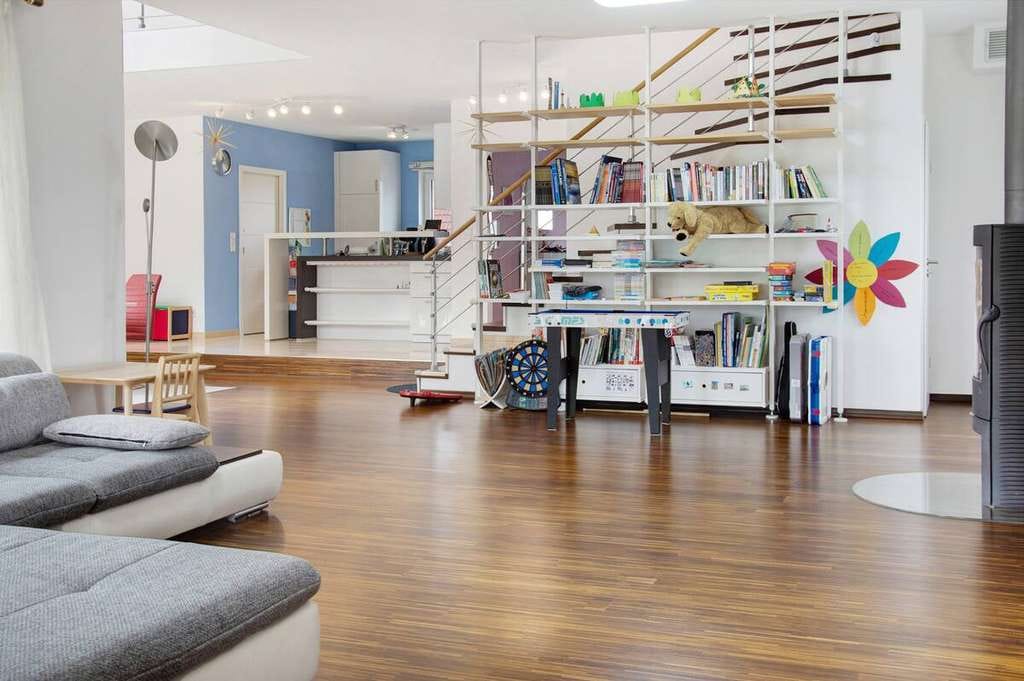 Immobilie in Heroldsbach - Modernes Einfamilienhaus mit Galerie, Kamin und drei Garagen in ruhiger Randlage - Bild 2