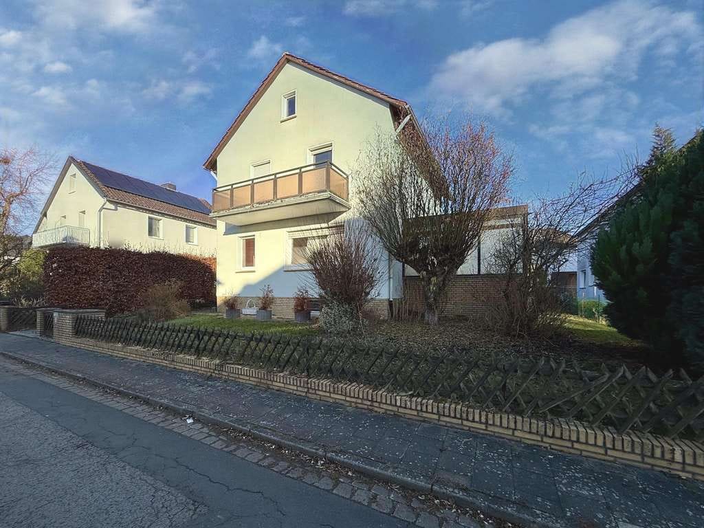 Immobilie in Pattensen - Einfamilienhaus mit 2 Vollgeschossen, Wintergarten, Keller und Garage in ruhiger Lage mit guter Verk - Bild 1