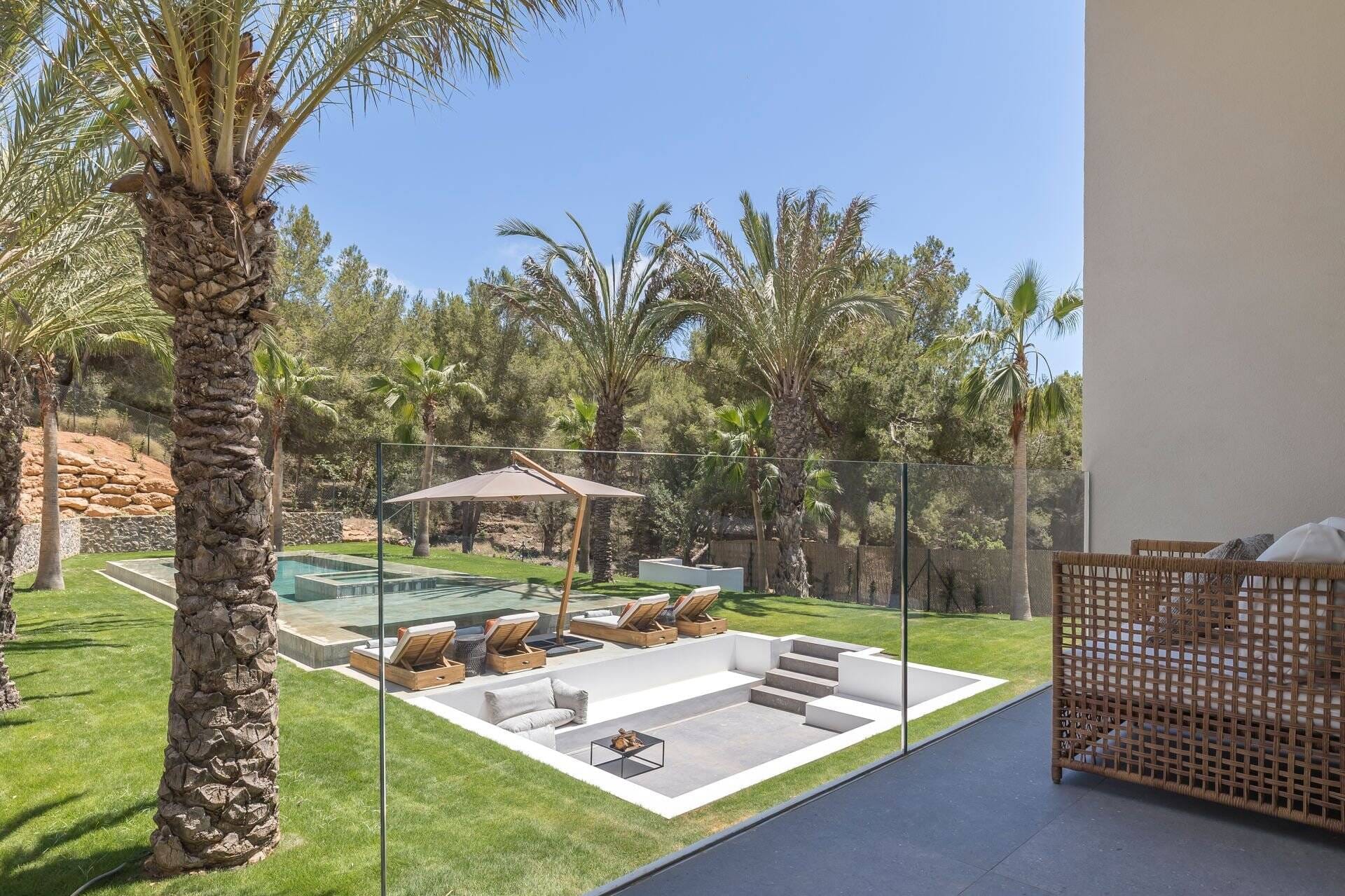 Immobilie in Miesitz - Exklusive, moderne Villa im Bali-Stil mit Blick auf Dalt Vila, 5 Schlafzimmern und 2 privaten Swimmingpools - Bild 3