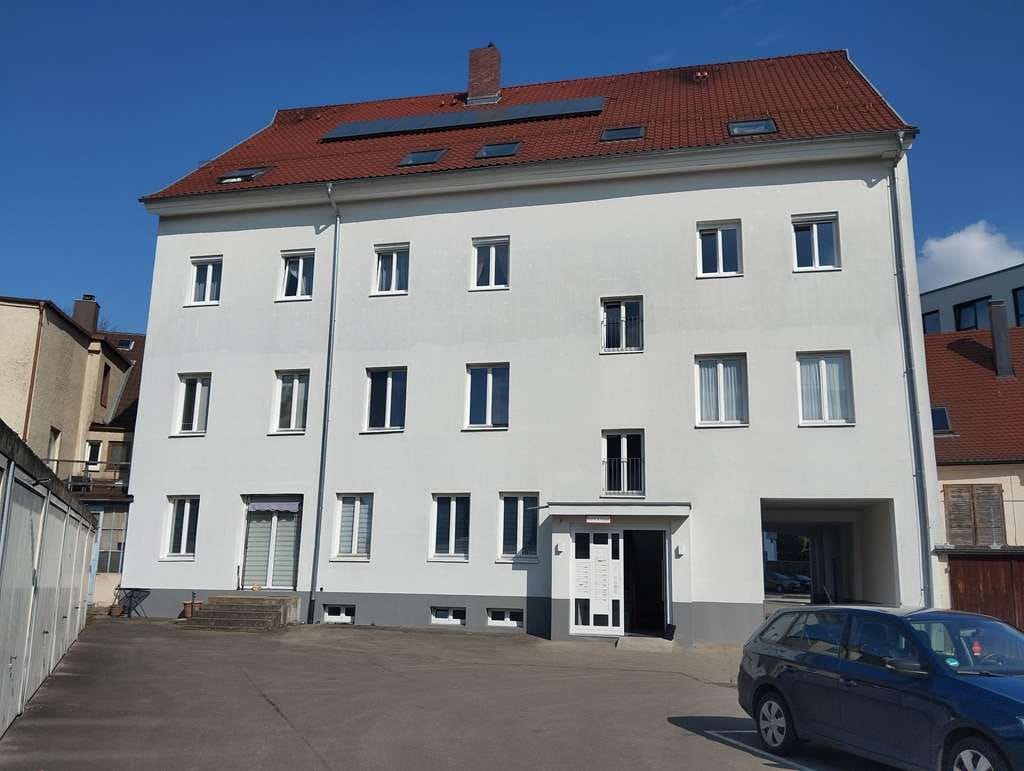 Immobilie in Laupheim - STADTZENTRUM LAUPHEIM! Gemütliche 2 Zimmer DG- Wohnung mit EBK und Stellplatz, zu verkaufen! - Bild 0