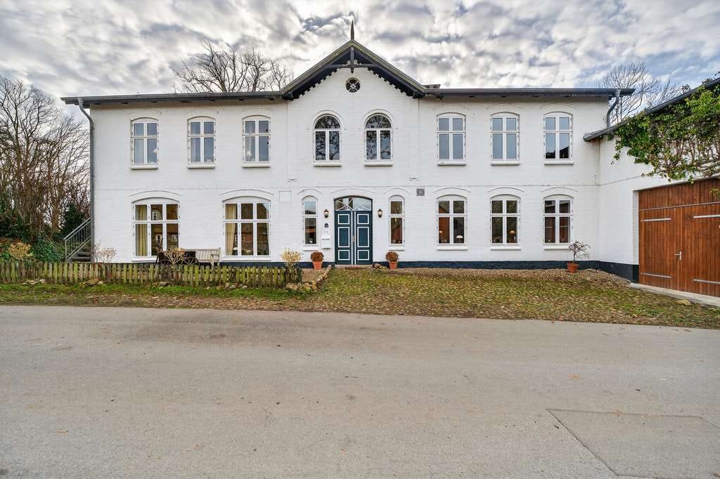 Immobilie in Niesgrau - Ein Ort mit Geschichte: Großzügiger Hof mit Nebengebäuden nahe der Ostsee - Bild 0