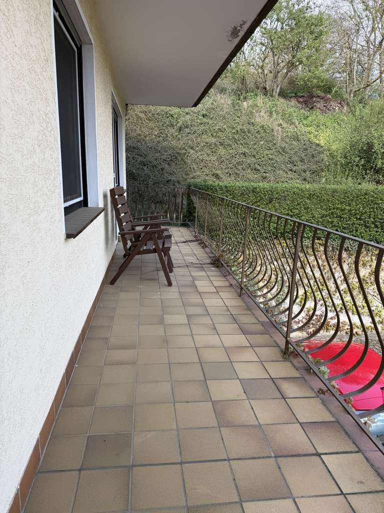 Immobilie in Waldkappel - Mehrgenerationenhaus mit viel Platz, 2 Balkonen und 3 Garagen - Bild 2