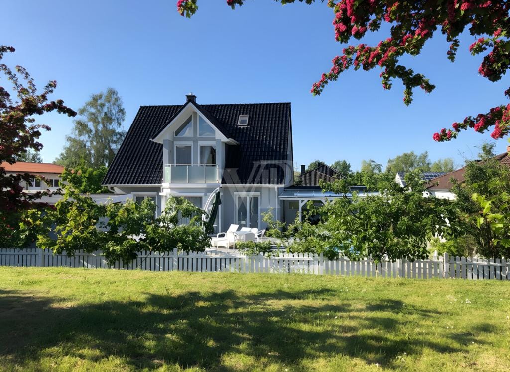 Immobilie in Lambrechtshagen - Exklusives Wohnen mit hoher Lebensqualität: Architektenhaus mit Pool & Sauna in gehobenem Wohnumfeld - Bild 1