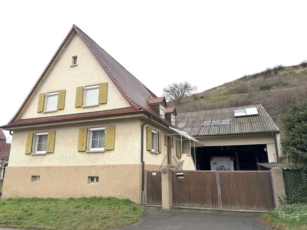 Immobilie in Vogtsburg im Kaiserstuhl - Einfamilienhaus mit Wirtschaftstrakt | sofort bezugsfähig - Bild 0