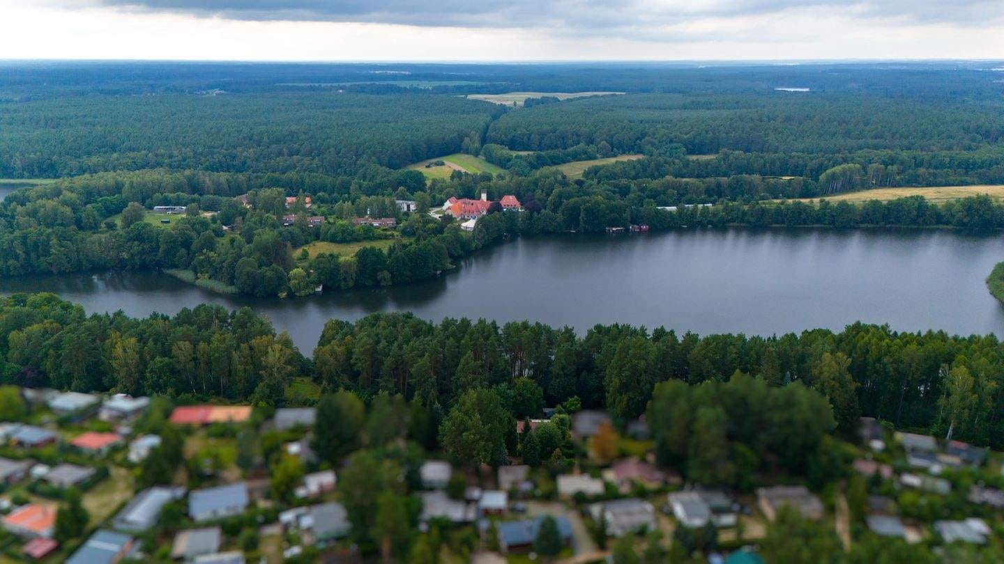 Immobilie in Wustrow - Eigentumsland & Wasserzugang: Zwei Ferienbungalows in purer Natur - Bild 2