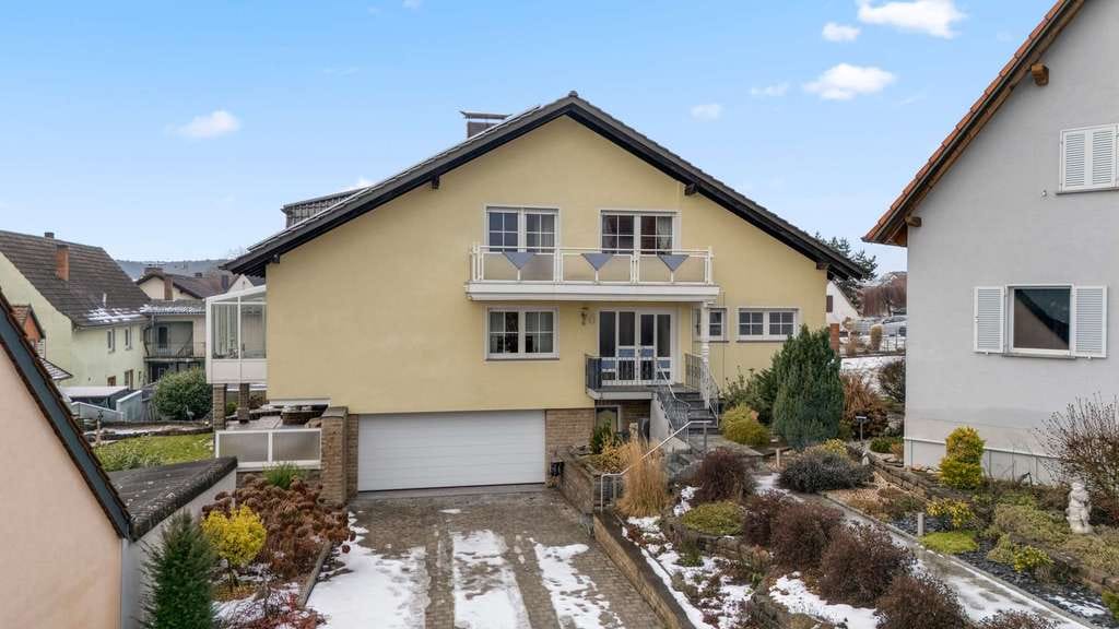 Immobilie in Lisberg - Traumhafte Lage! Gepflegtes Einfamilienhaus mit schönem Grundstück, Wintergarten und großer Terrasse - Bild 2