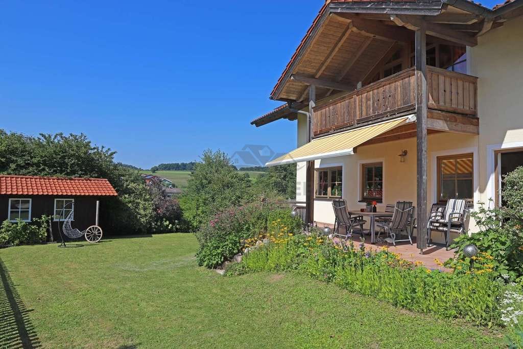 Immobilie in Taching am See - Ruhig gelegenes EFH mit Doppelgarage, Carport, Wärmepumpe & Weitblick am Tachinger See - Bild 1