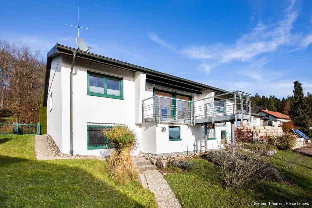 Immobilie in Bräunlingen - Einfamilienhaus im Bungalow-Stil mit ausgebautem Gartengeschoss und Weitblick - sofort bezugsfrei - Bild 0