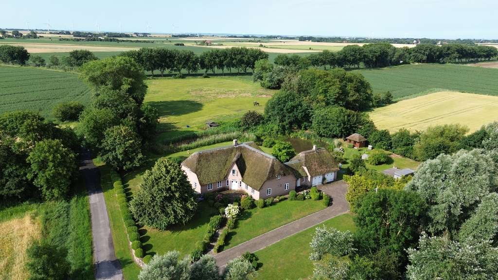 Immobilie in Emmelsbüll-Horsbüll - Exklusives Landhaus in Einzellage unter Reet an der Nordsee - Bild 0