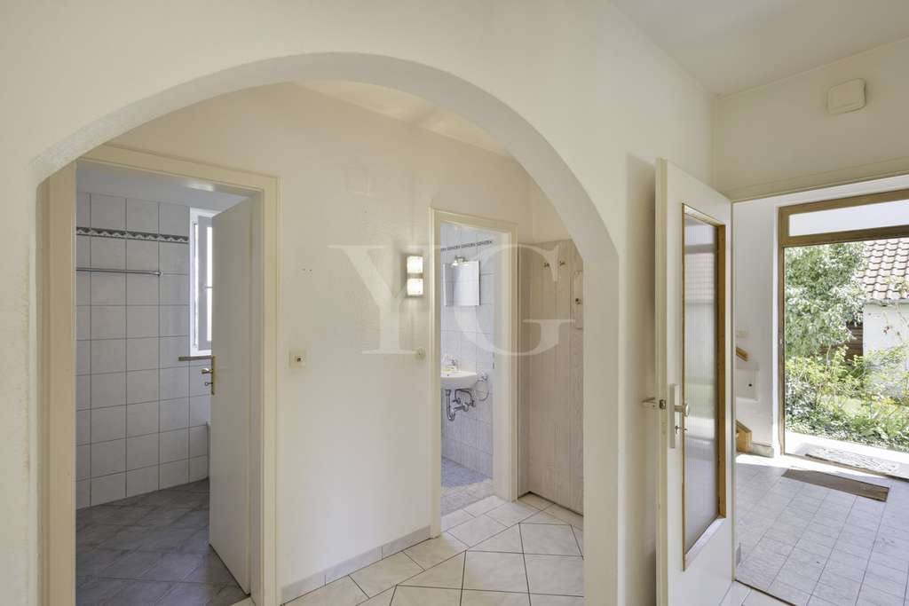 Immobilie in Emmering - Zweifamilienhaus mit großem Grundstück & Baupotenzial  Emmering - Bild 1