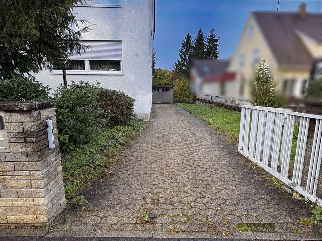 Immobilie in Eislingen/Fils - Zwei-Familien-Doppelhaushälfte mit großzügigem Garten in ruhiger Lage! - Bild 2