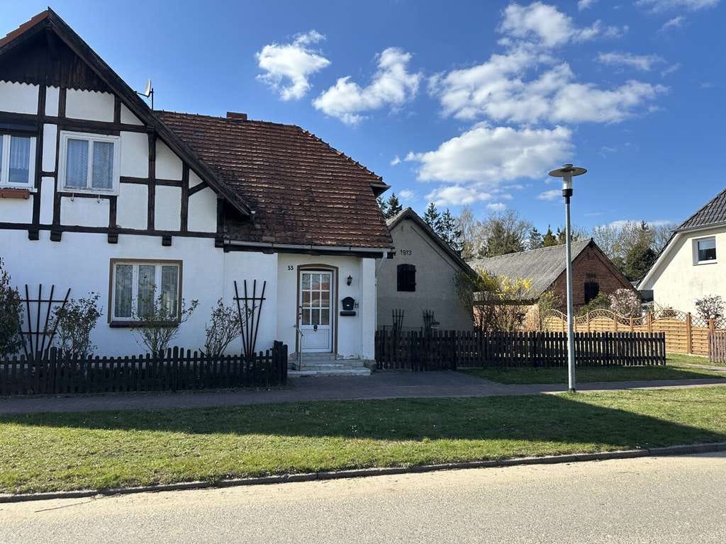 Immobilie in Hohenzieritz - Sanierungsbedürftige Doppelhaushälfte mit historischem Flair und großem Gestaltungspotenzial - Bild 0