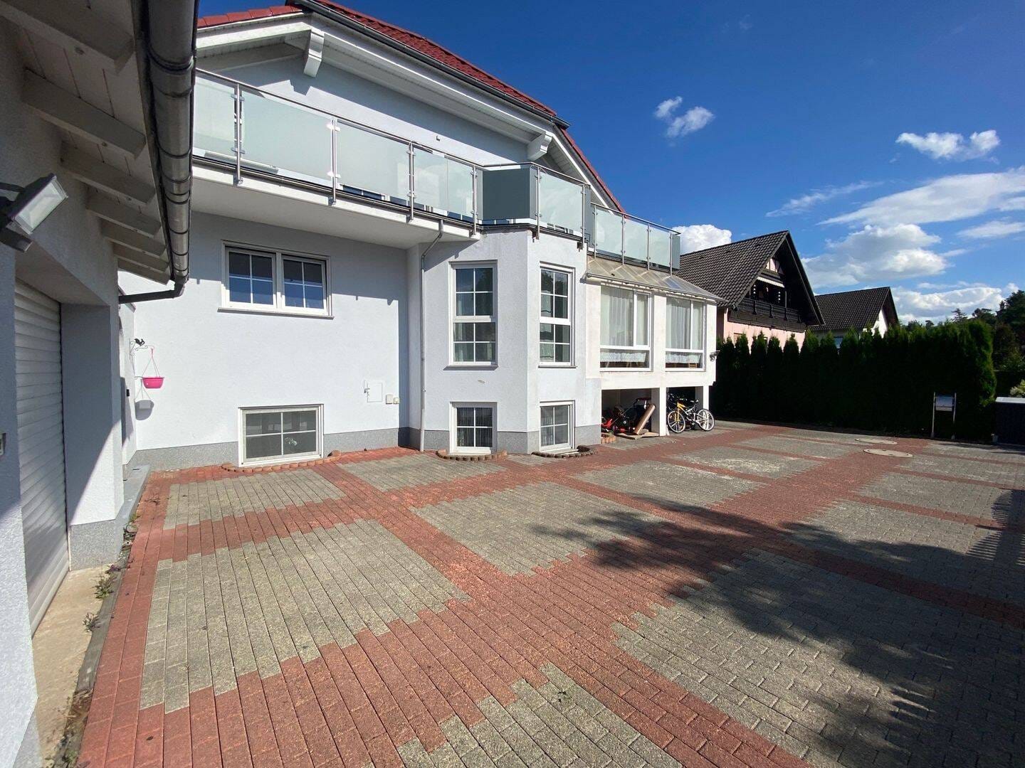 Immobilie in Stadtallendorf - Großzügige Erdgeschosswohnung mit Wintergarten und Garage in gefragter Lage von Stadtallendorf - Bild 1