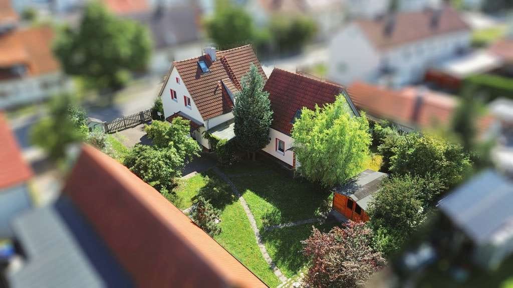 Immobilie in Burgkirchen an der Alz - Raum für Sie und Ihre Familie -  großes Einfamilienhaus, oder Haus mit Einliegerwohnung - Bild 2
