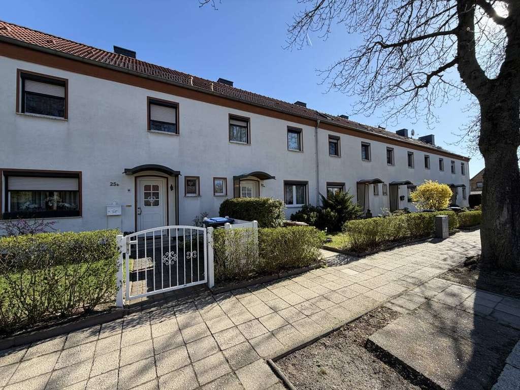 Immobilie in Bitterfeld-Wolfen - Attraktive Gelegenheit in Wolfen: Reihenmittelhaus mit gepflegtem Garten, Terrasse & Ausbaureserve - Bild 4