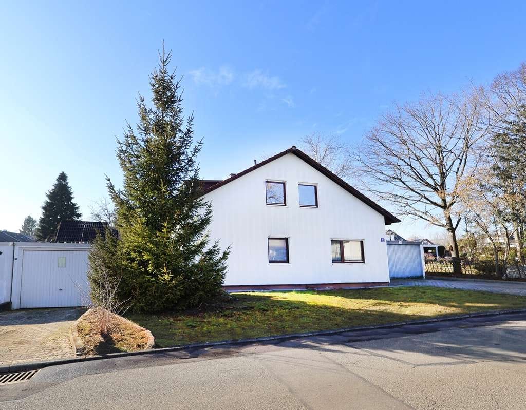 Immobilie in Böbingen an der Rems - Freistehendes Zweifamilienhaus – modernisiert & vielseitig nutzbar! - Bild 1