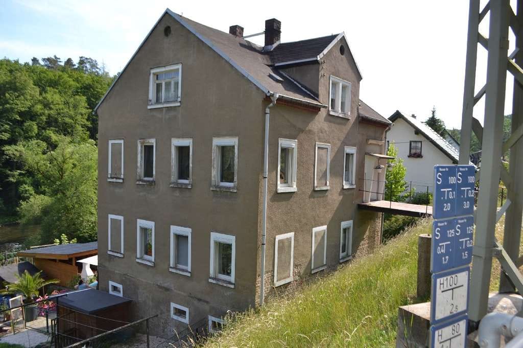 Immobilie in Lunzenau - Wohnhaus mit einer vermieteten Wohneinheiten + positivem Bauvorbescheid für ein Einfamilienhaus - Bild 1