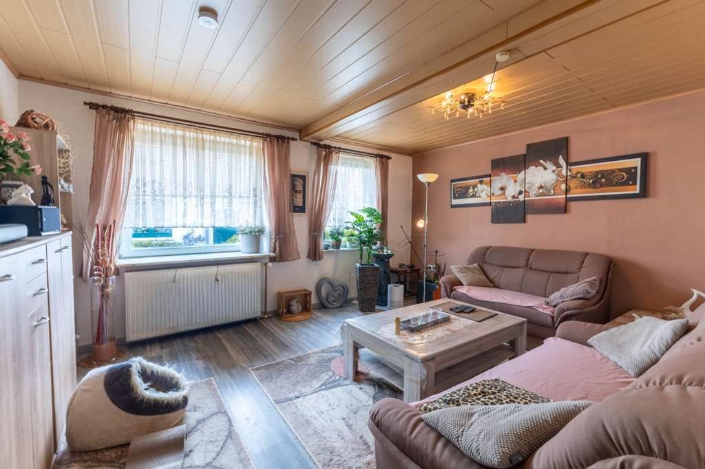 Immobilie in Groven - Solide Doppelhaushälfte mit weitläufigem Grundstück und Modernisierungspotenzial in Lunden - Bild 2