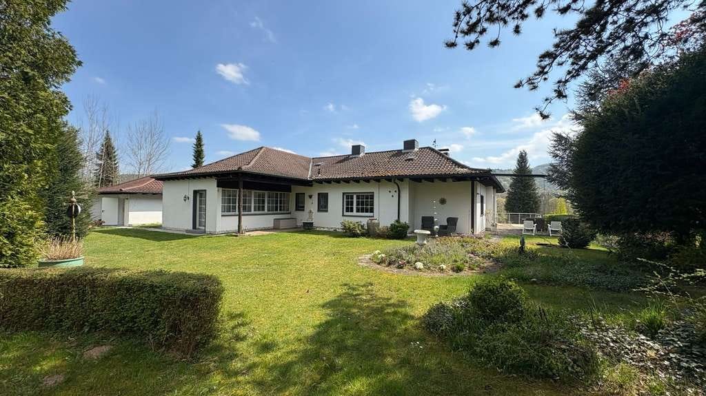 Immobilie in Reichelsheim (Odenwald) - Winkelbungalow mit gigantischem Grundstück! - Bild 1