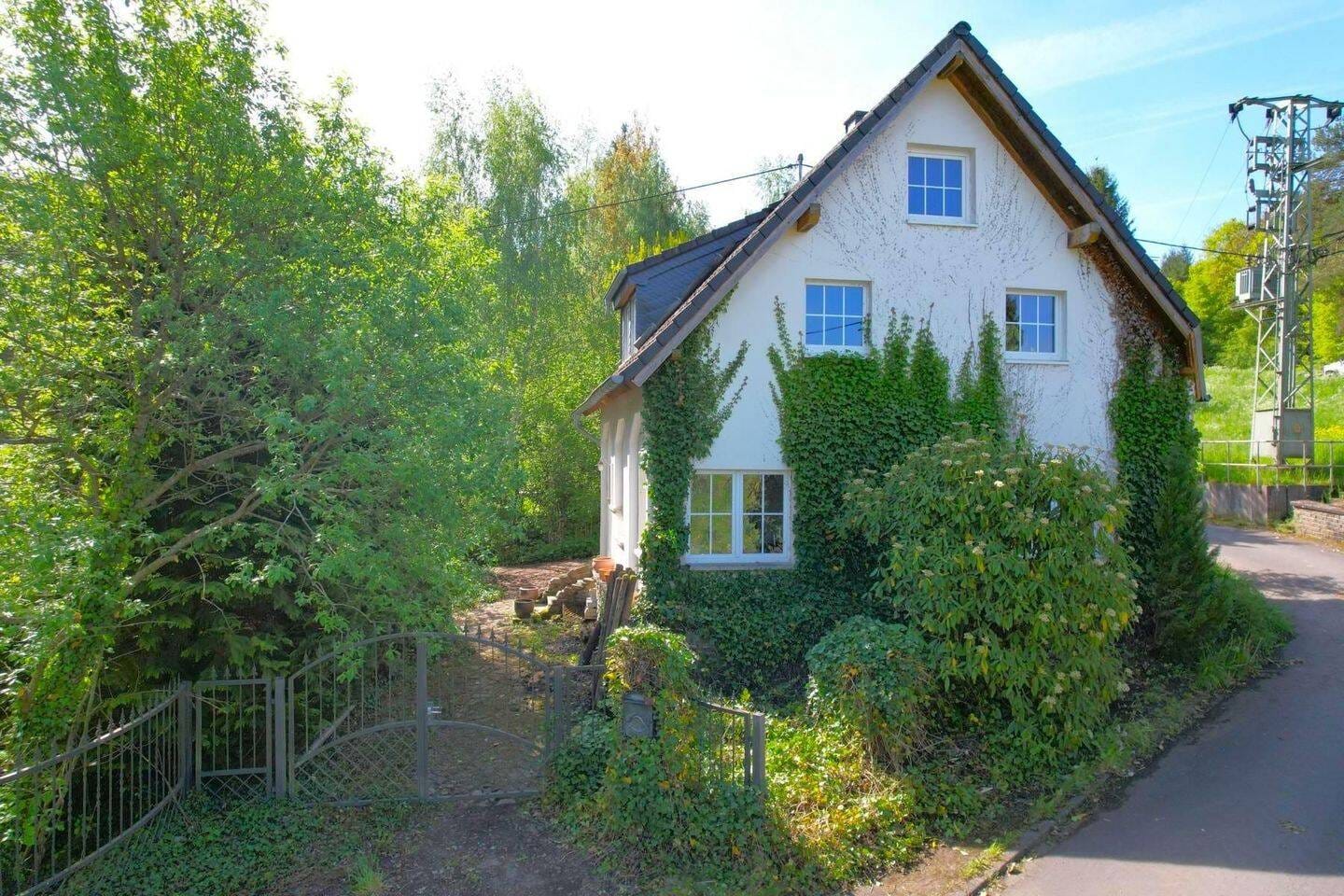 Immobilie in Lirstal - Wunderschönes, ruhig gelegenes Einfamilienhaus mit Dachterrasse auf einem 7.399 m² großen Grundstück in Lirstal - Bild 1