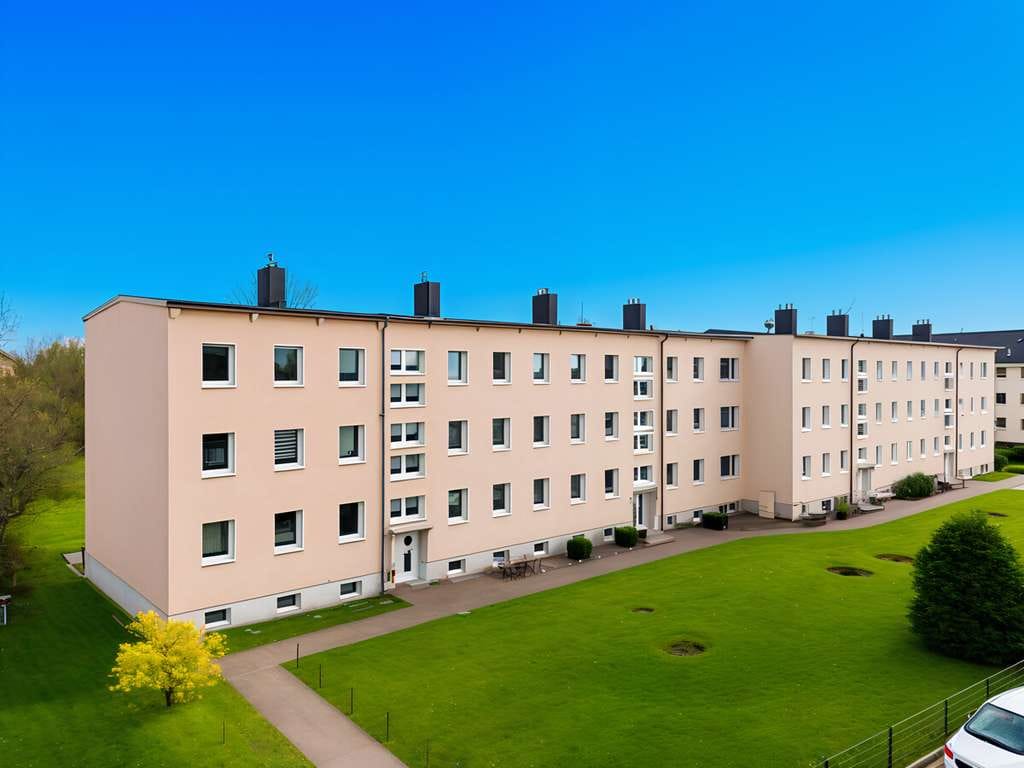 Immobilie in Sundhagen - Modernisierte ETW in Reinkenhagen! Ca. 61m² Wfl., 3 Zimmer, Garage, Keller & großes Grundstück! - Bild 1