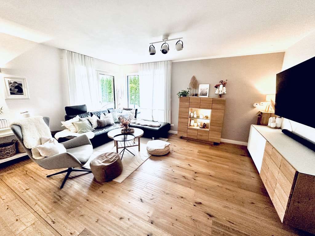 Immobilie in Kirchroth - Wohnen auf höchstem Niveau: Haus mit Pool, hochwertiger Ausstattung und viel Platz für die Familie - Bild 3