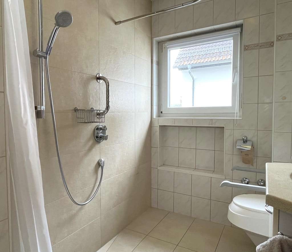 Immobilie in Egelsbach - Charmantes Zweifamilienhaus auf großzügigem Grundstück in Egelsbach - Bild 3