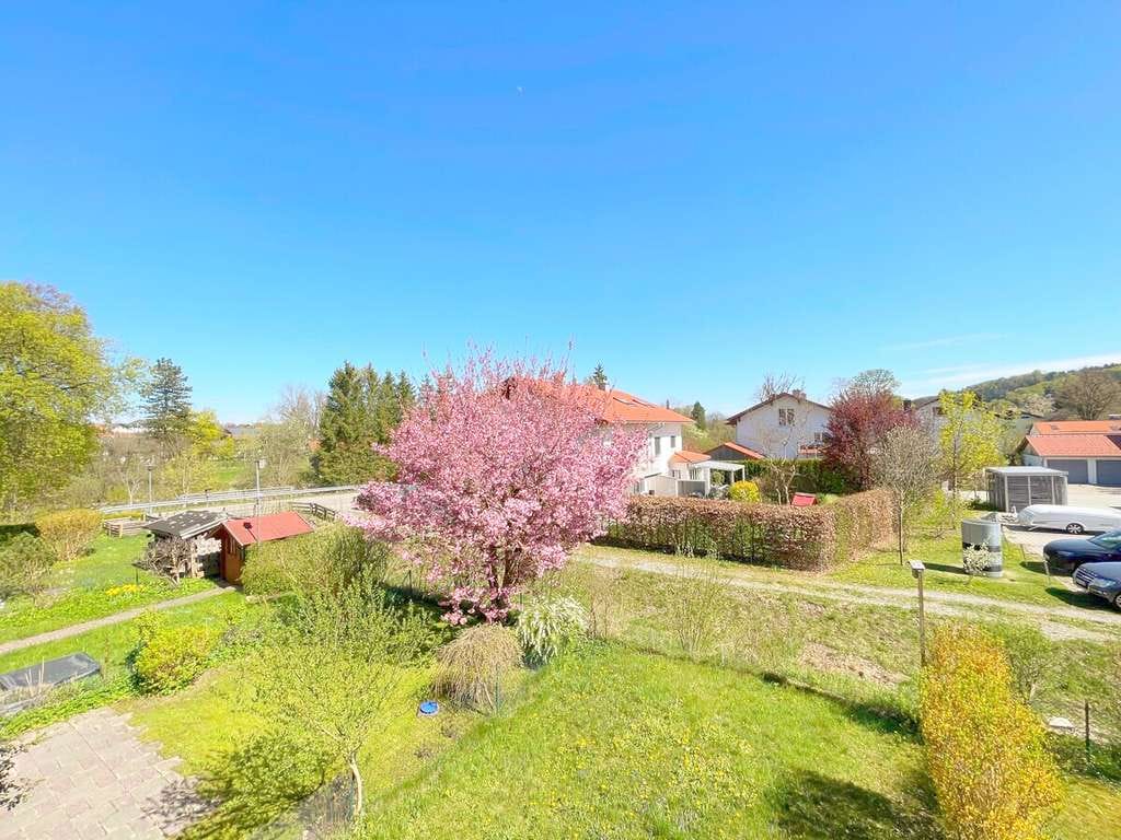 Immobilie in Feldkirchen-Westerham - Helle renovierte 1 Zi.-Whg., großer Balkon, separate Küche, Tageslichtbad, Hobbykeller, ruhige Lage - Bild 1