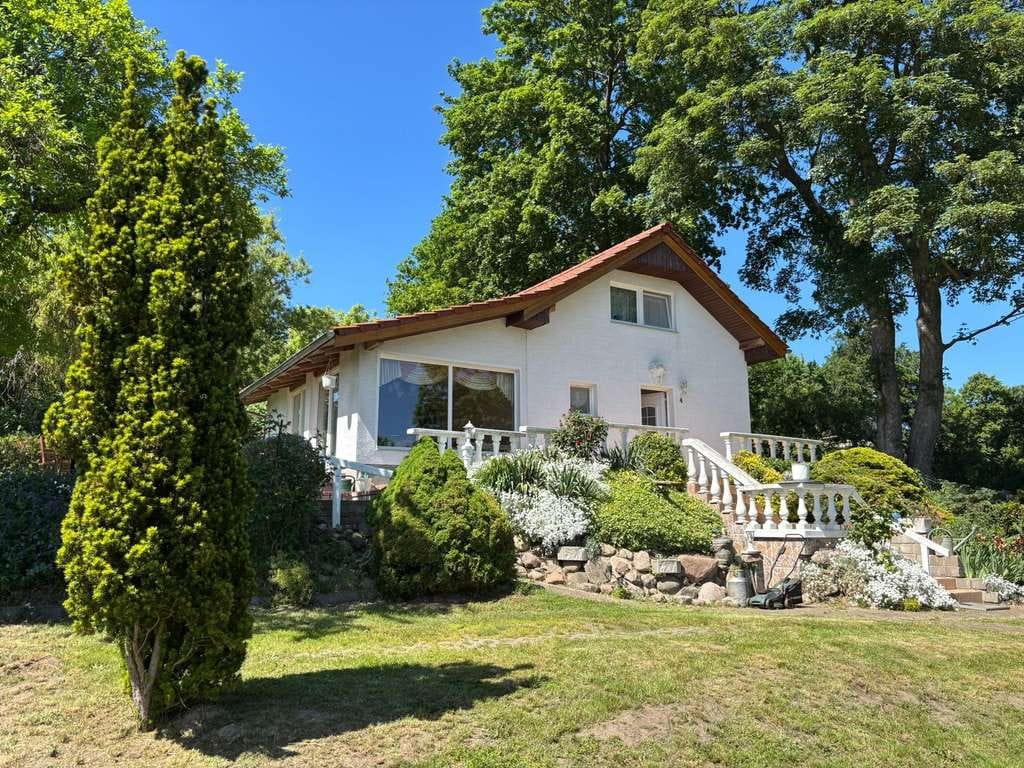Immobilie in Hohenzieritz - Charmantes Einfamilienhaus mit großem Grundstück und Ausbaureserve in idyllischer Lage - Bild 1
